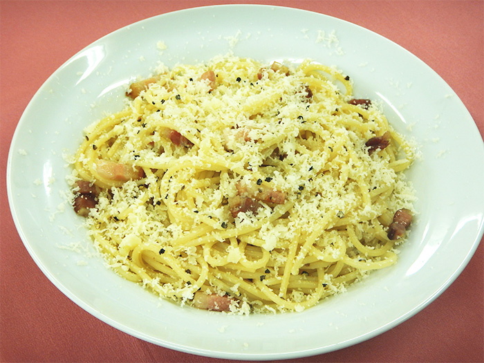 ベーコンと黒こしょうとチーズのパスタ