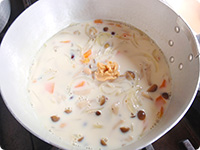 豆たっぷり！豆乳味噌汁