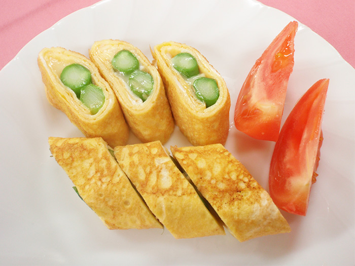 アスパラのチーズ入り卵巻き